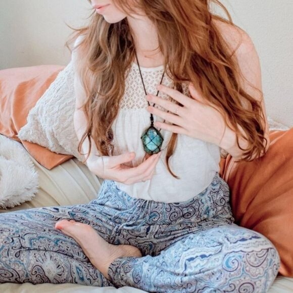 Dragon’s Heart ✦ Labradorite Amulet Necklace ✦ Mesh-Wrapped Stone of Magic NWT - Picture 9 of 11